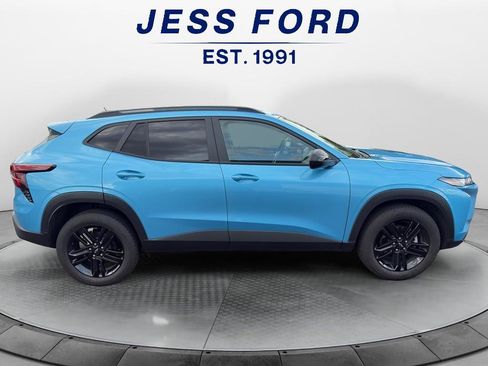 Used 2025 Chevrolet Trax ACTIV w/ Sunroof Package image 2