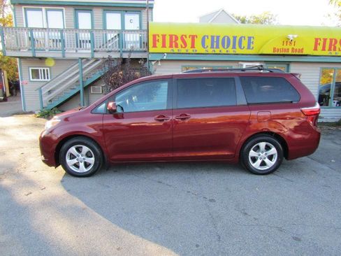 Used 2017 Toyota Sienna LE image 4