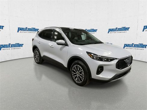Used 2025 Ford Escape SE w/ PHEV Premium Package image 2