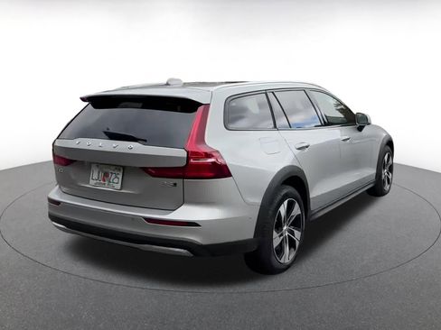 Used 2025 Volvo V60 B5 Cross Country Plus image 15