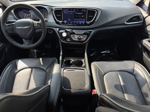 Used 2025 Chrysler Pacifica Limited FWD image 17