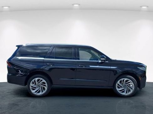 Used 2025 Lincoln Navigator Reserve AWD/4WD image 7