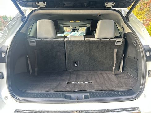 Used 2020 Toyota Highlander XLE image 21