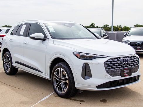 Certified 2025 Audi Q5 Premium w/ Convenience Package AWD/4WD image 3