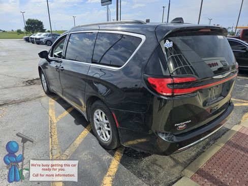 Used 2022 Chrysler Pacifica Touring-L FWD image 3