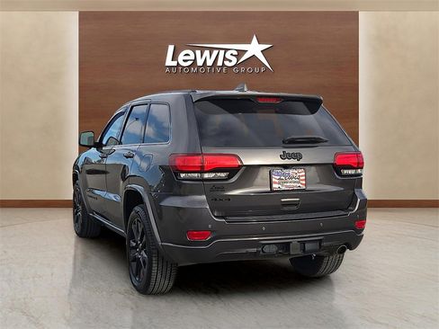 Used 2017 Jeep Grand Cherokee Altitude image 3