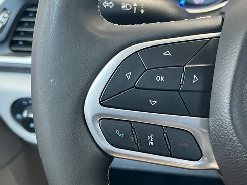 Used 2024 Chrysler Pacifica Limited FWD image 29