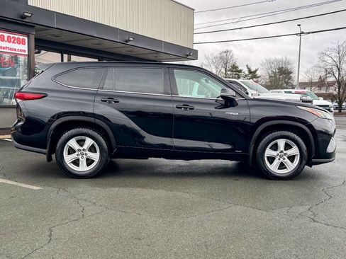Used 2020 Toyota Highlander LE image 3