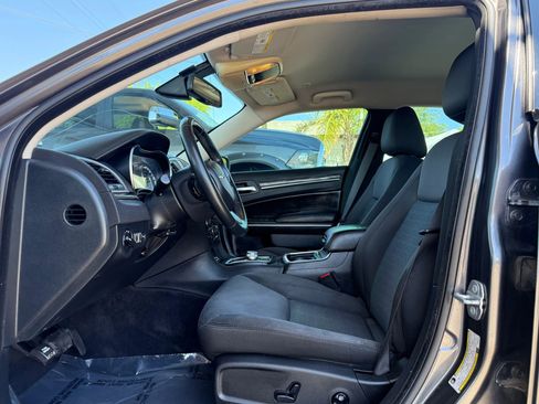Used 2018 Chrysler 300 Touring w/ Sport Appearance Package image 9