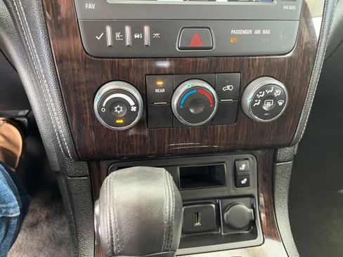 Used 2017 Chevrolet Traverse LT w/ Style and Technology Package FWD image 16