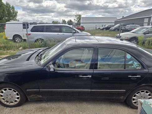Used 2000 Mercedes-Benz E 320 4MATIC Sedan image 4