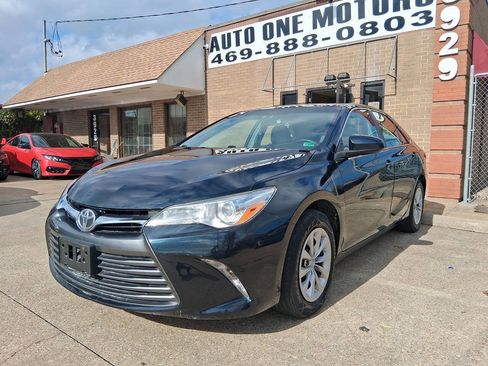 Used 2017 Toyota Camry LE image 1