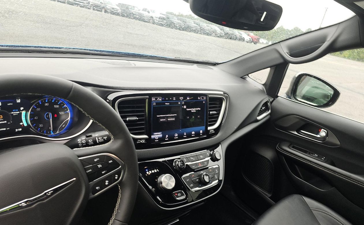 Used 2026 Chrysler Pacifica Select FWD image 5