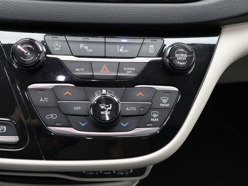 Used 2024 Chrysler Pacifica Touring-L image 22