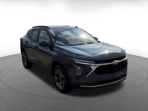 Used 2025 Chevrolet Trax LT image 3