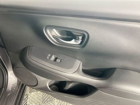 Certified 2025 Honda HR-V LX image 30