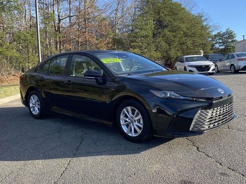 Used 2025 Toyota Camry LE image 6