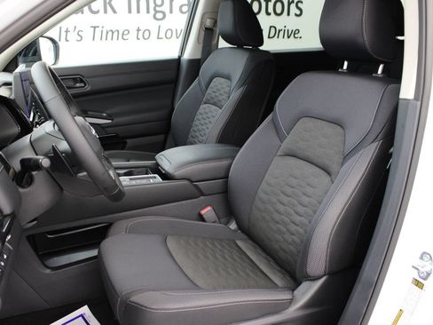 Used 2026 Nissan Pathfinder SV FWD image 14