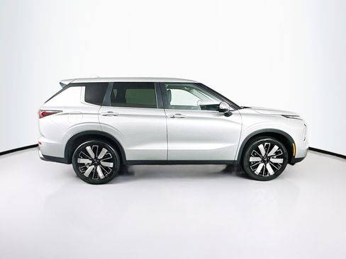 Used 2025 Mitsubishi Outlander SE image 10