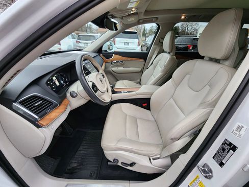 Used 2021 Volvo XC90 T6 Momentum w/ Climate Package image 15