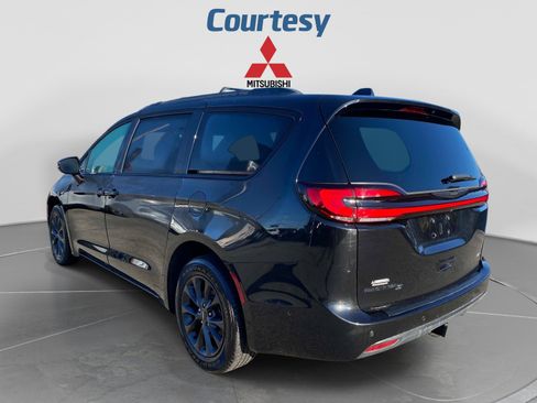 Used 2021 Chrysler Pacifica Touring-L w/ Premium & Safety Sphere Group AWD/4WD image 3