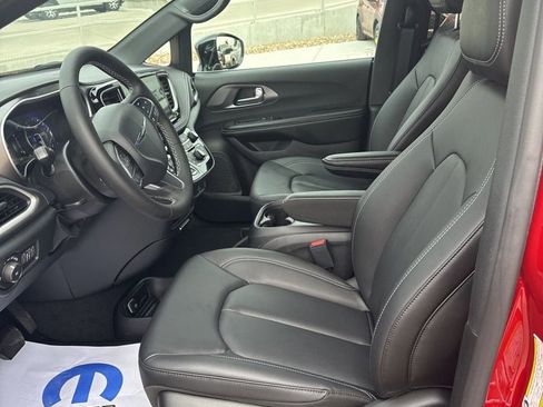 New 2026 Chrysler Pacifica Select image 11