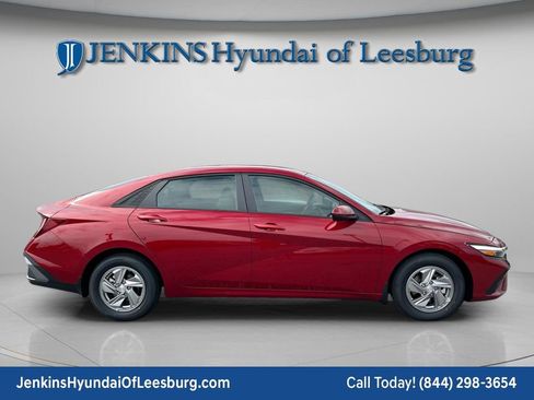 New 2026 Hyundai Elantra SE image 2