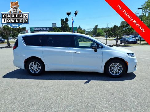 Used 2024 Chrysler Pacifica Touring-L FWD image 6