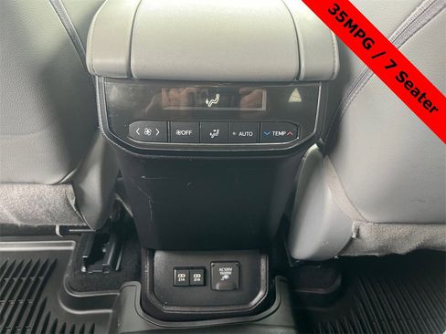Used 2021 Toyota Highlander Limited image 18
