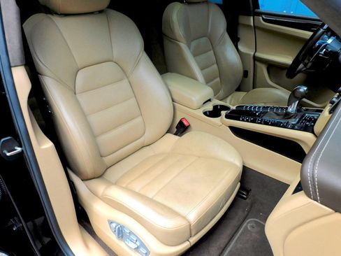 Used 2017 Porsche Macan Turbo image 18