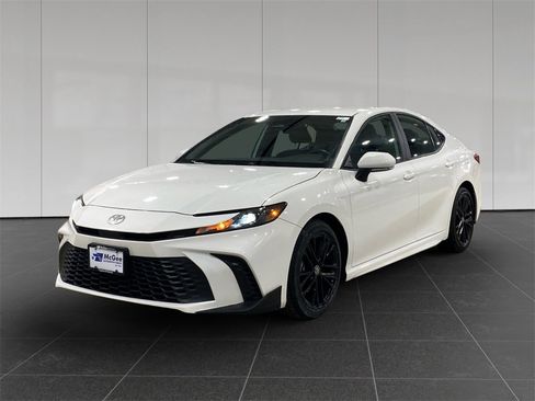 Used 2025 Toyota Camry SE image 1