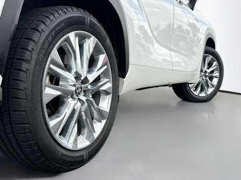 Used 2020 Toyota Highlander Limited FWD image 15