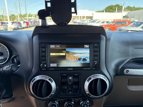 Used 2016 Jeep Wrangler Unlimited Sahara w/ Connectivity Group AWD/4WD image 24