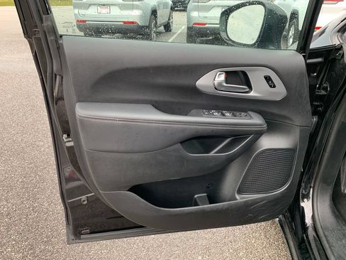 Used 2025 Chrysler Pacifica Limited FWD image 17