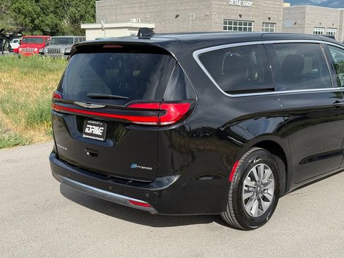 Used 2024 Chrysler Pacifica Limited FWD image 10