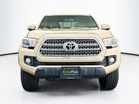Used 2017 Toyota Tacoma TRD Off-Road w/ Premium & Technology Package AWD/4WD image 2