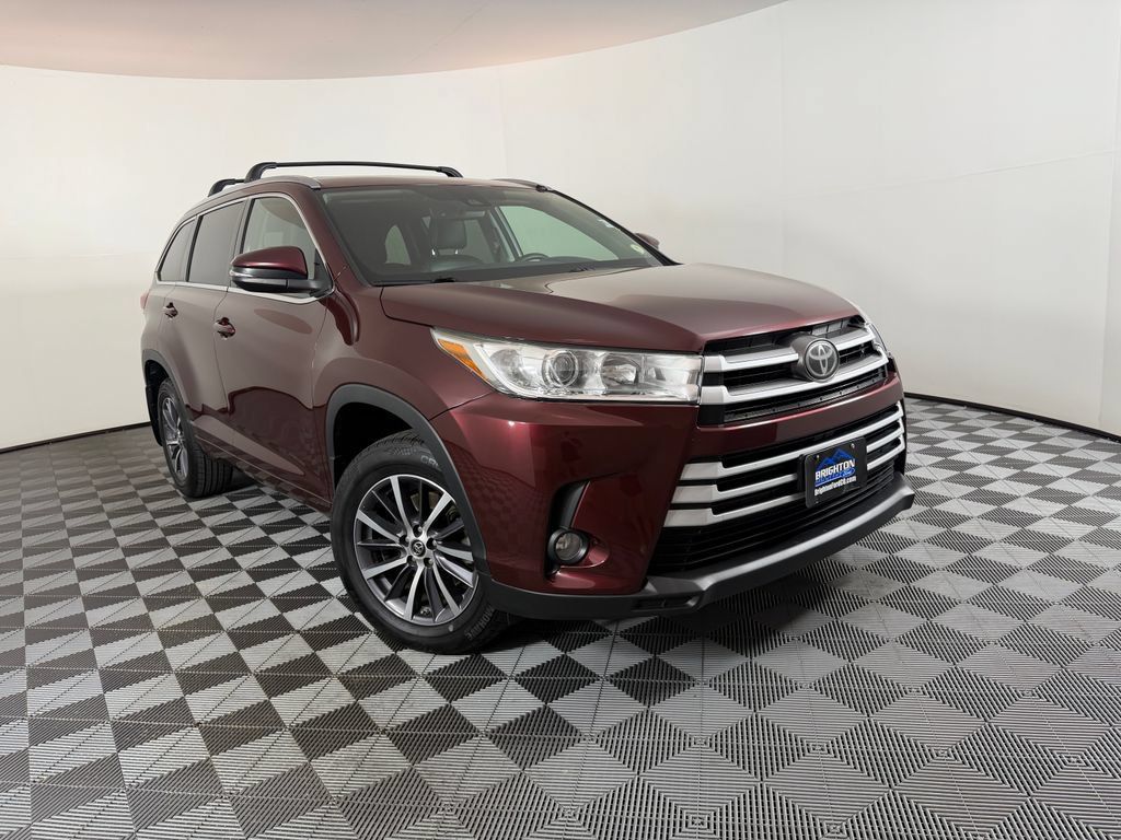 Used 2017 Toyota Highlander XLE AWD/4WD image 1
