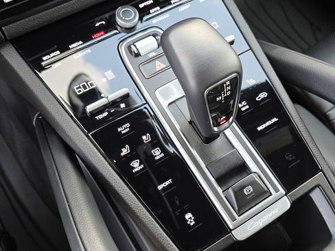 Used 2023 Porsche Cayenne Platinum Edition image 38