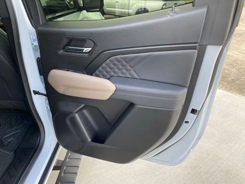 Used 2024 GMC Canyon Denali image 25