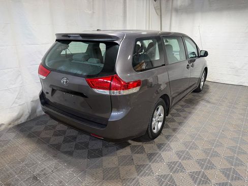 Used 2011 Toyota Sienna w/ Towing Pkg FWD image 8