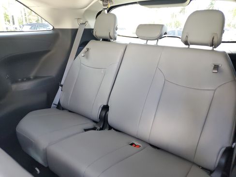 Certified 2025 Toyota Sienna XLE FWD image 11