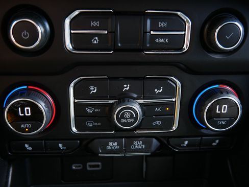 Used 2022 Chevrolet Suburban Z71 w/ Z71 Off-Road Package AWD/4WD image 23
