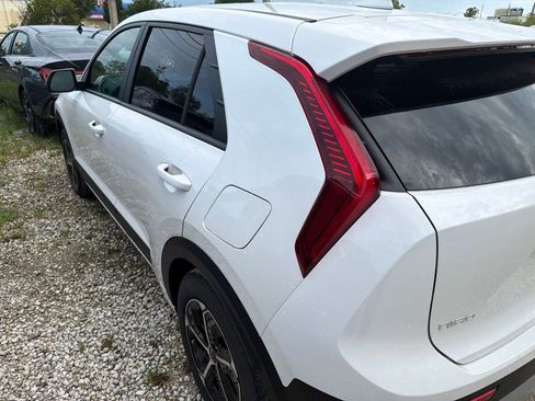 Used 2025 Kia Niro LX FWD image 7