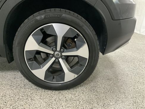 Used 2024 Volvo XC40 B5 Plus AWD/4WD image 12