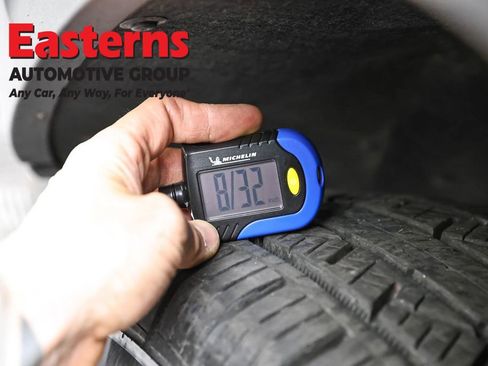 Used 2022 GMC Acadia SLE image 30