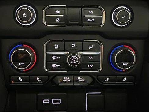 Used 2023 Chevrolet Suburban Z71 w/ Luxury Package image 18