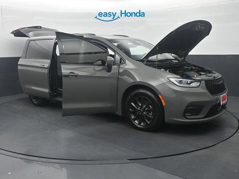 Used 2021 Chrysler Pacifica Touring-L w/ Uconnect Theater Family Group FWD image 35