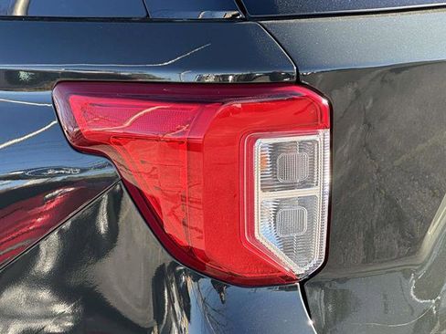 Used 2022 Ford Explorer XLT w/ Equipment Group 202A image 9