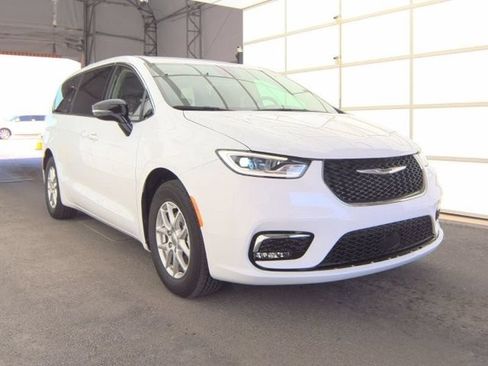 Used 2024 Chrysler Pacifica Touring-L w/ Uconnect Theater Family Group FWD image 2