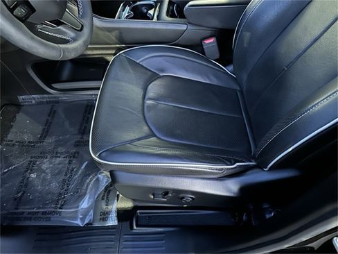 Used 2023 Chrysler Pacifica Limited w/ S Appearance Package image 20